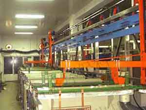 Automatic arm type electroplating production line